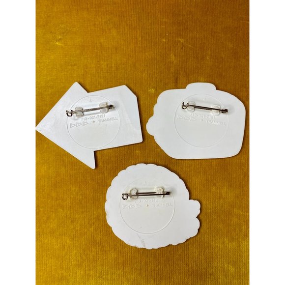 VINTAGE PLASTIC PINS - Set of 3 - Trammell - Exit Arrow - Send 'Um Packin' - 3" - Picture 3 of 6
